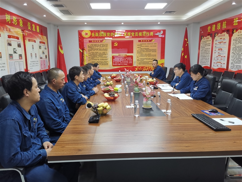 7月30日下午，軋鋼廠黨委組織召開“‘慶八一’學(xué)黨史  扛死肩   共奮進(jìn)”復(fù)轉(zhuǎn)軍人座談會(huì)