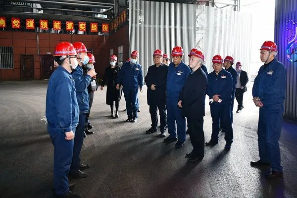 螺紋鋼也有高科技、有硬核技術(shù)含量——楊海峰對(duì)龍鋼公司“5#連鑄機(jī)—棒材一線(xiàn)直軋改造項(xiàng)目”進(jìn)行現(xiàn)場(chǎng)調(diào)研